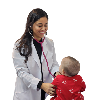 Pediatra revision con estetoscopio pecho corazon.
