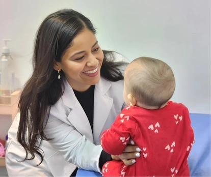 Pediatra dando consulta en Monterrey